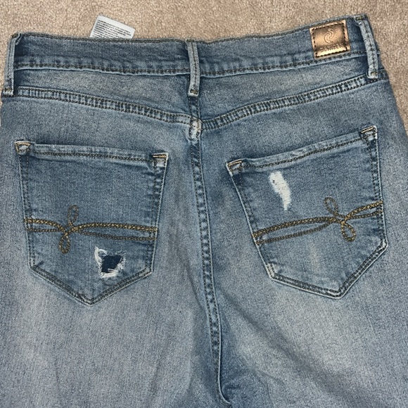 Denizen from Levi’s Women’s Mom Jean Very Distressed Size 7 W28 Zipper fly - Picture 7 of 9